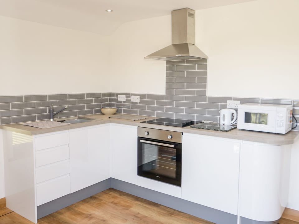 Cottage | Private kitchen | Fridge, microwave, electric kettle, toaster