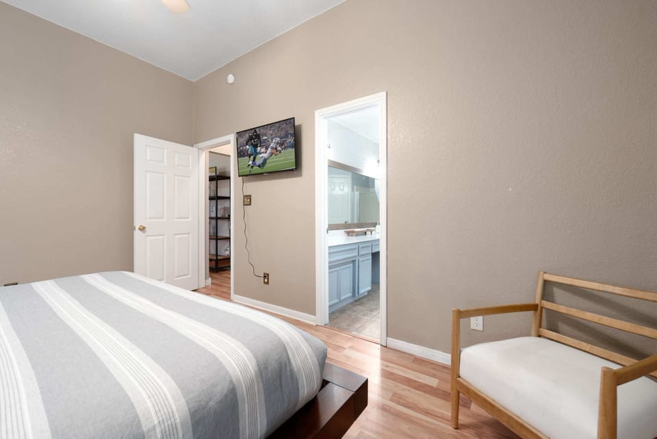 Master bedroom with 32" Roku TV