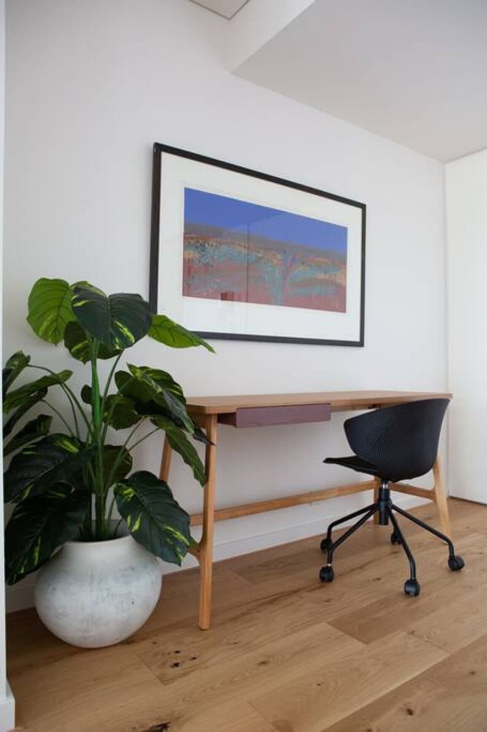 A great space if you need to finish a task away from the office during your stay.[Design] A great space if you need to finish a task away from the office during your stay.