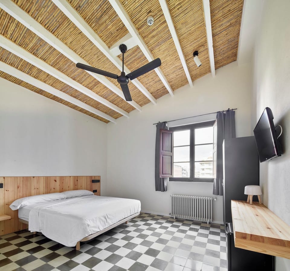 Hypo-allergenic bedding, iron/ironing board, free WiFi, bed sheets