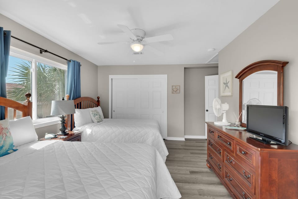 Guest room with 2 beds
