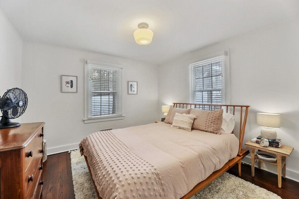Bedroom 1- queen bed