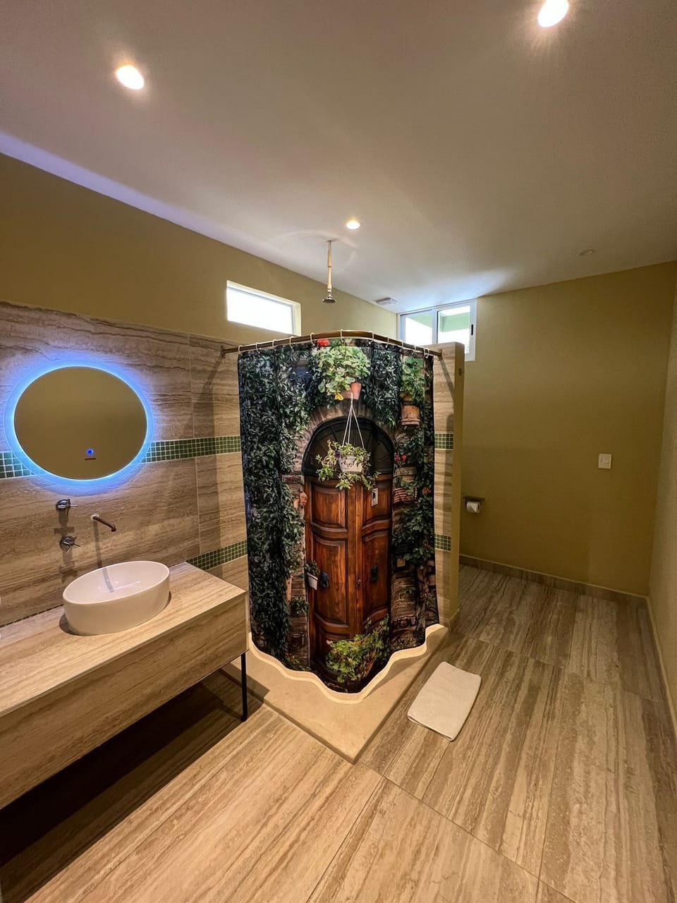 Deluxe Pool View | Bathroom | Shower, rainfall showerhead, hair dryer, towels