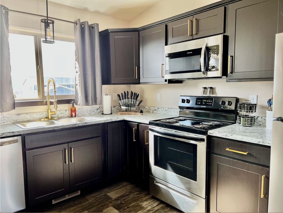 Kitchen ~ Complete with Gotham pots, pans, baking sheets, and kitchen utensils.