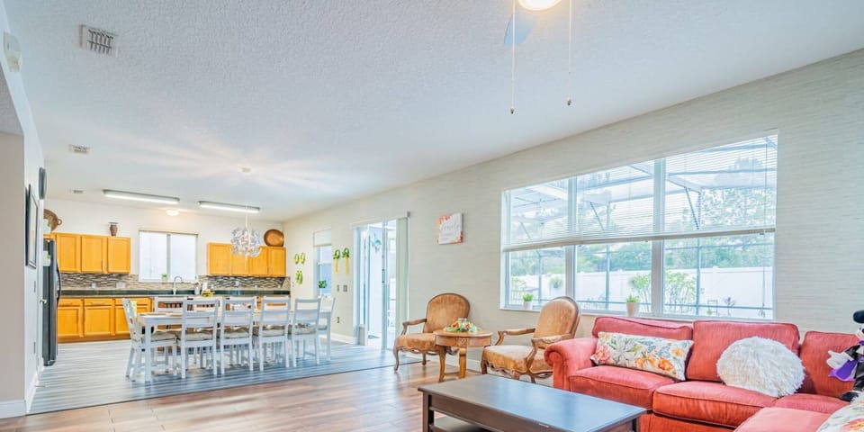 A living room that combines comfort and style, perfect for every moment spent at home.