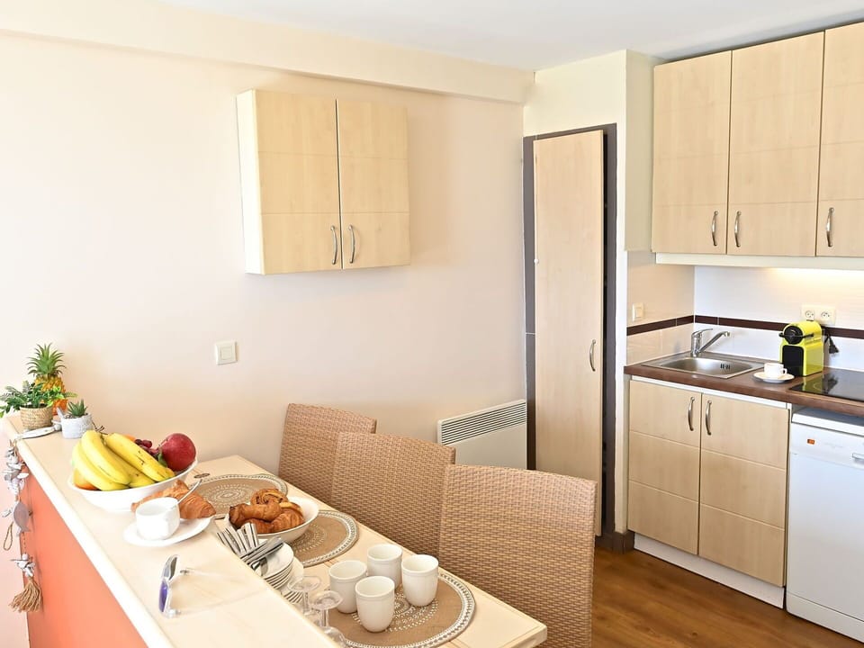 Countertop, Cabinetry, Property, Furniture, Food, Kitchen, Table, Kitchen Appliance, Tableware, Wood