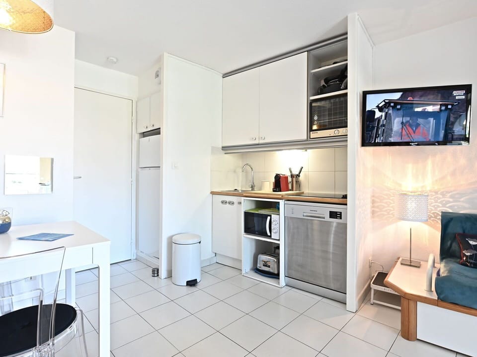 Furniture, Table, Building, Kitchen, Lighting, Interior Design, Shelving, Flooring, Wood