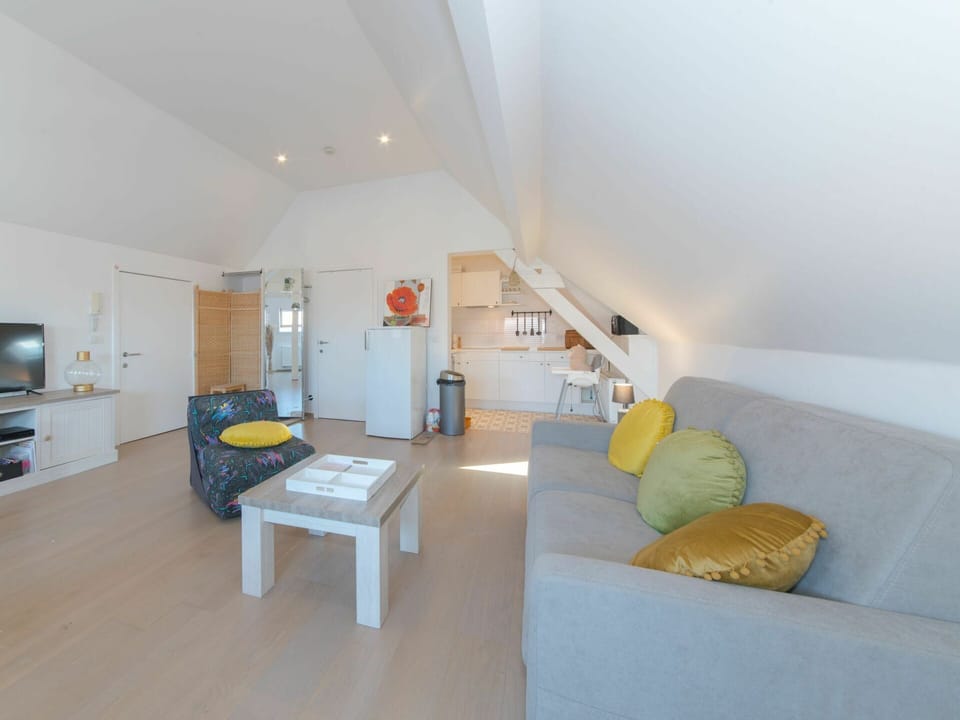 Water, Sky, Building, Azure, Mountain, Tree, Architecture, Body Of Water, Lake, Neighbourhood