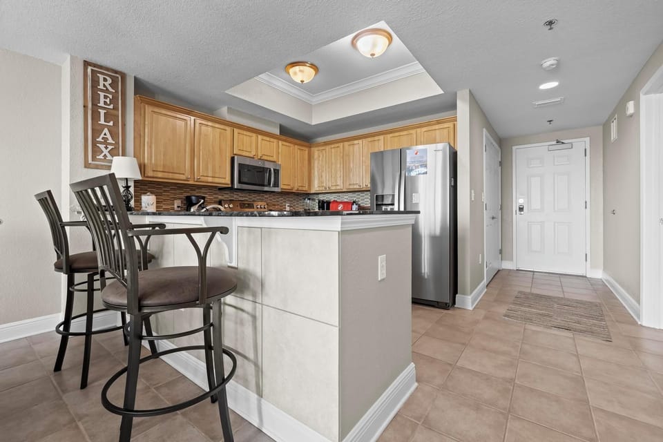 Breakfast bar and kitchen