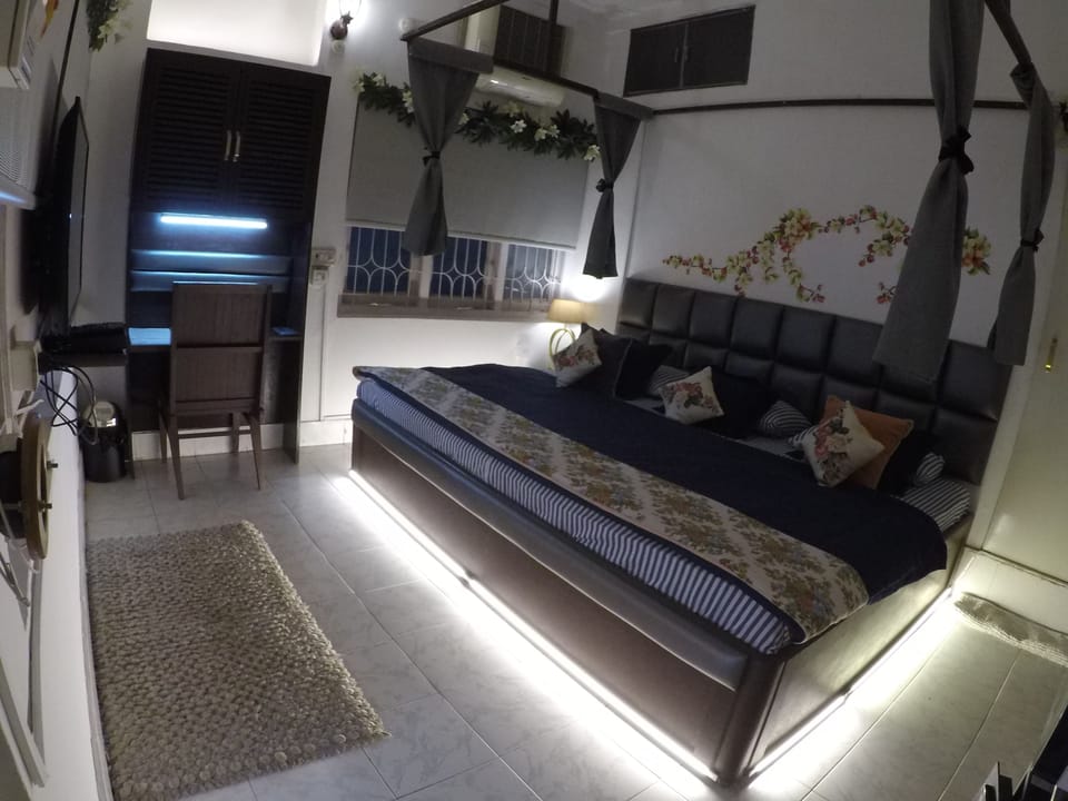 Executive Triple Room, 1 King Bed | Premium bedding, memory foam beds, in-room safe, individually decorated