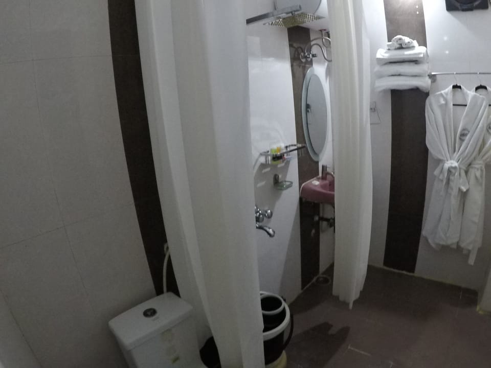 Executive Triple Room, 1 King Bed | Bathroom | Shower, rainfall showerhead, designer toiletries, hair dryer
