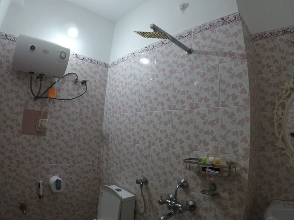 Executive Double Room, 1 King Bed | Bathroom | Shower, rainfall showerhead, designer toiletries, hair dryer