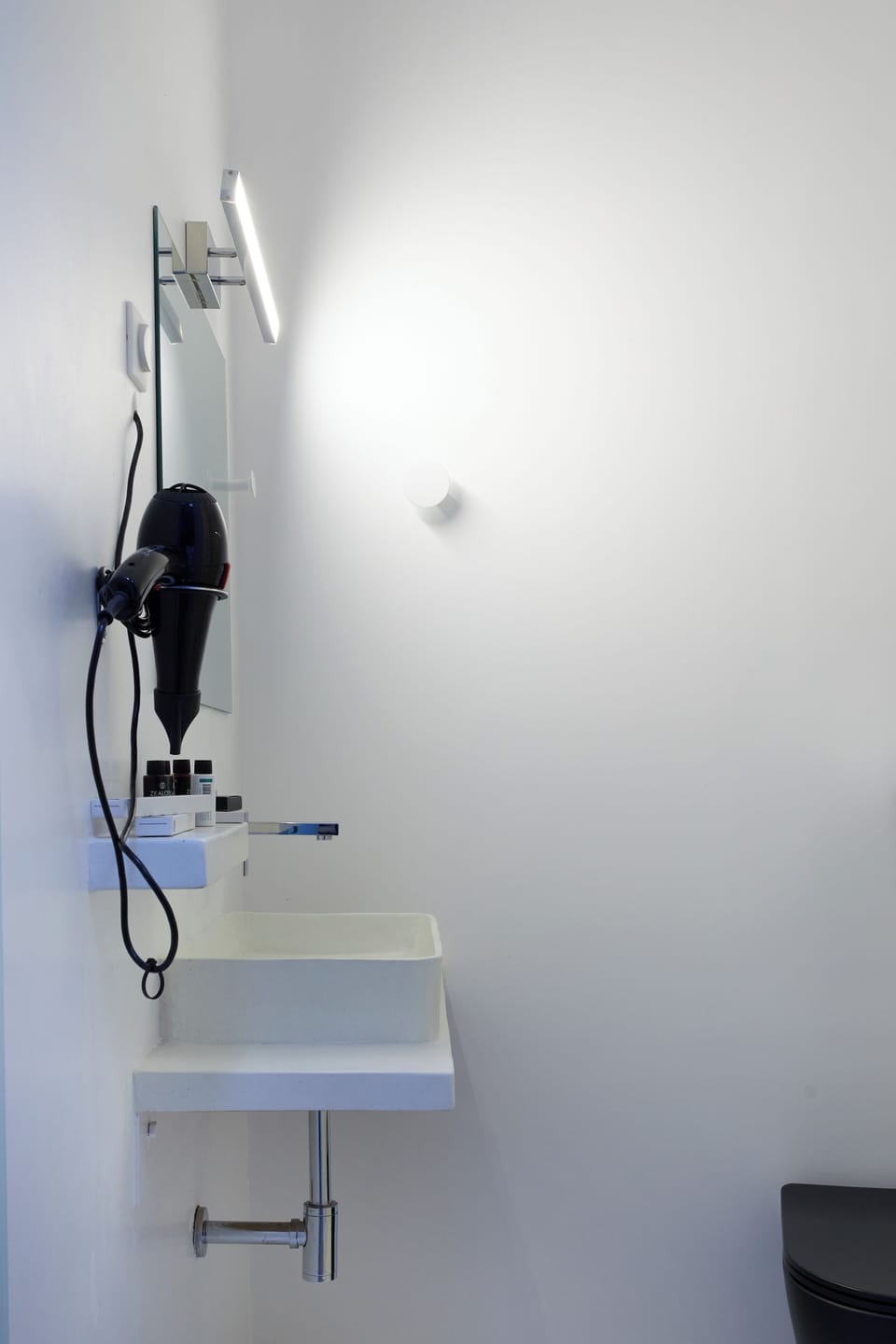 Junior Studio Suite | Bathroom | Shower, rainfall showerhead, hair dryer, bathrobes
