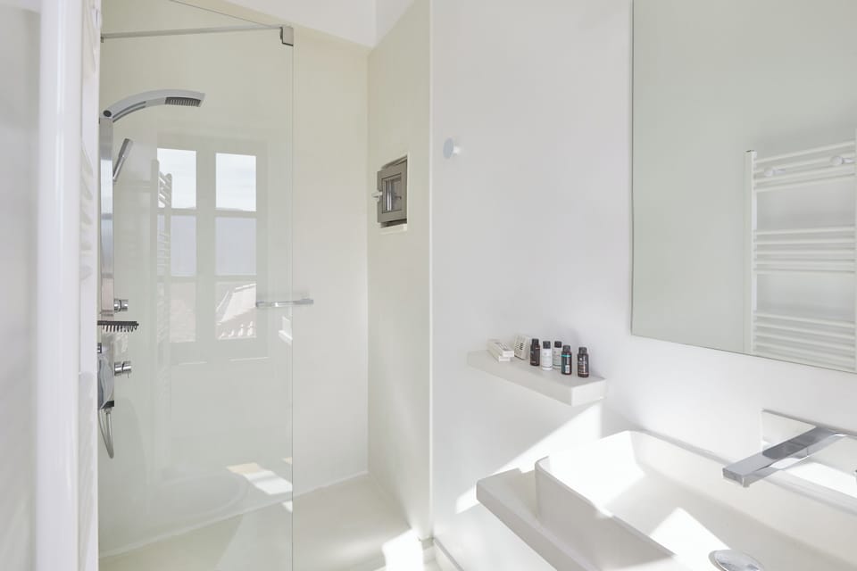 Executive Suite Balcony | Bathroom | Shower, rainfall showerhead, hair dryer, bathrobes