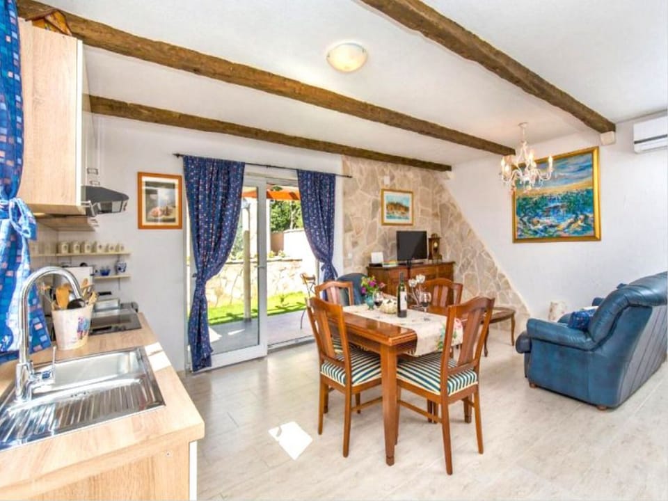 House (Four Bedroom Holiday Home with Swimmi) | Interior