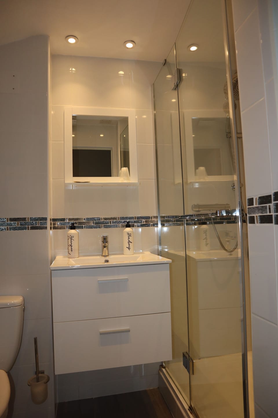 Comfort Double Room, 1 Bedroom | Bathroom | Shower, free toiletries, hair dryer, towels