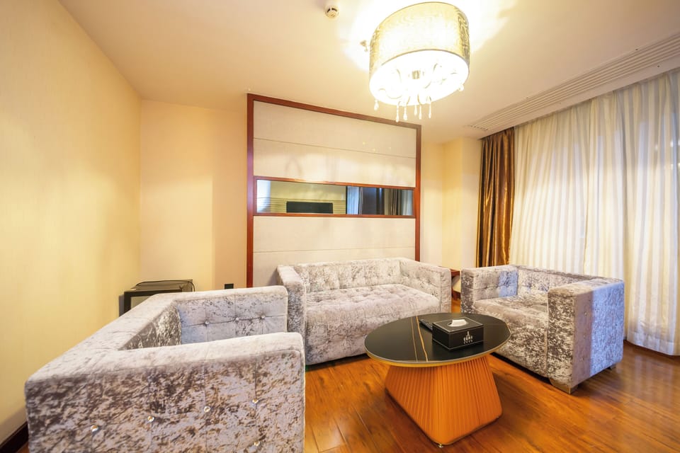 Executive Suite, 1 Queen Bed | In-room safe, desk, blackout drapes, soundproofing