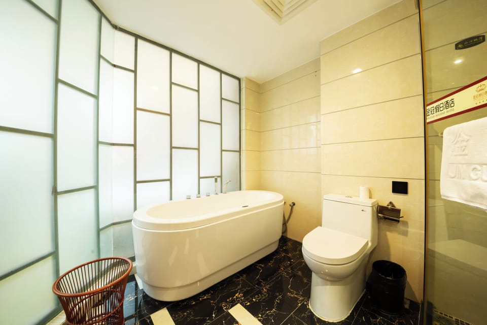 Superior Single Room | Bathroom | Shower, rainfall showerhead, free toiletries, hair dryer