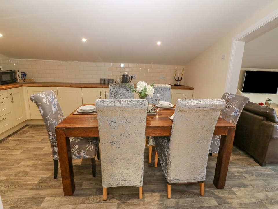 Cottage | Dining