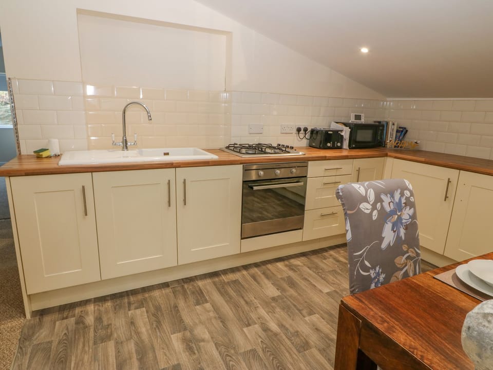 Cottage | Private kitchen | Fridge, microwave, dishwasher, electric kettle