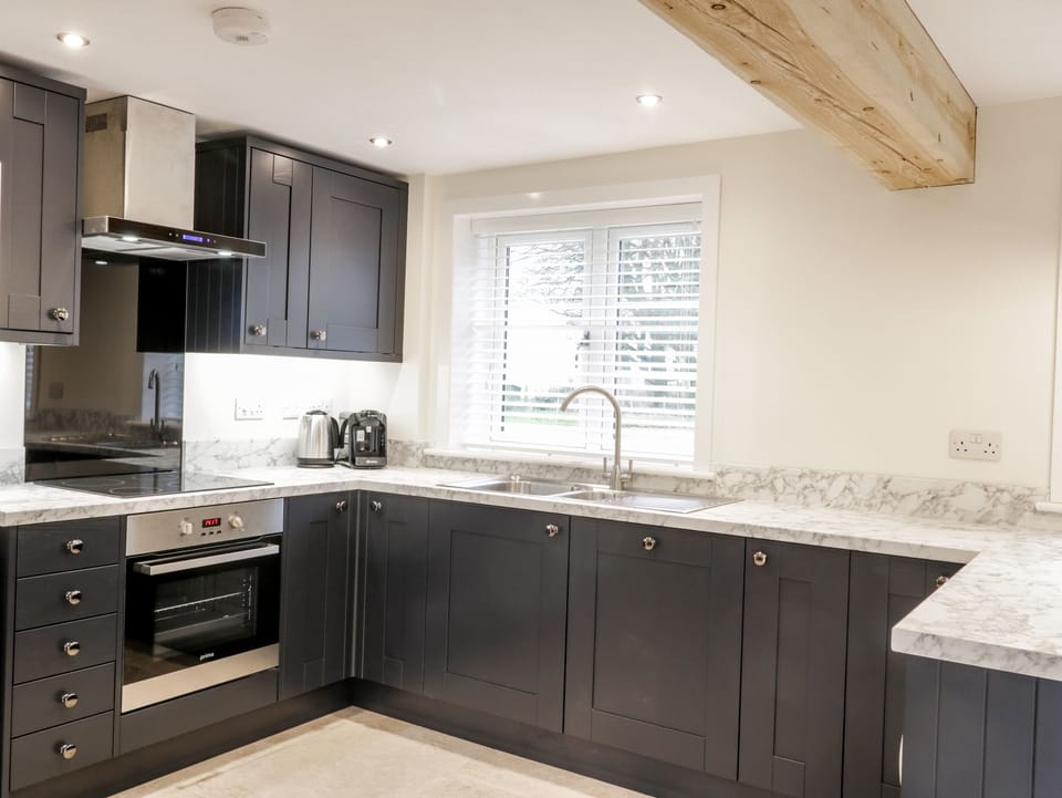 Cottage | Private kitchen | Fridge, dishwasher, electric kettle, toaster