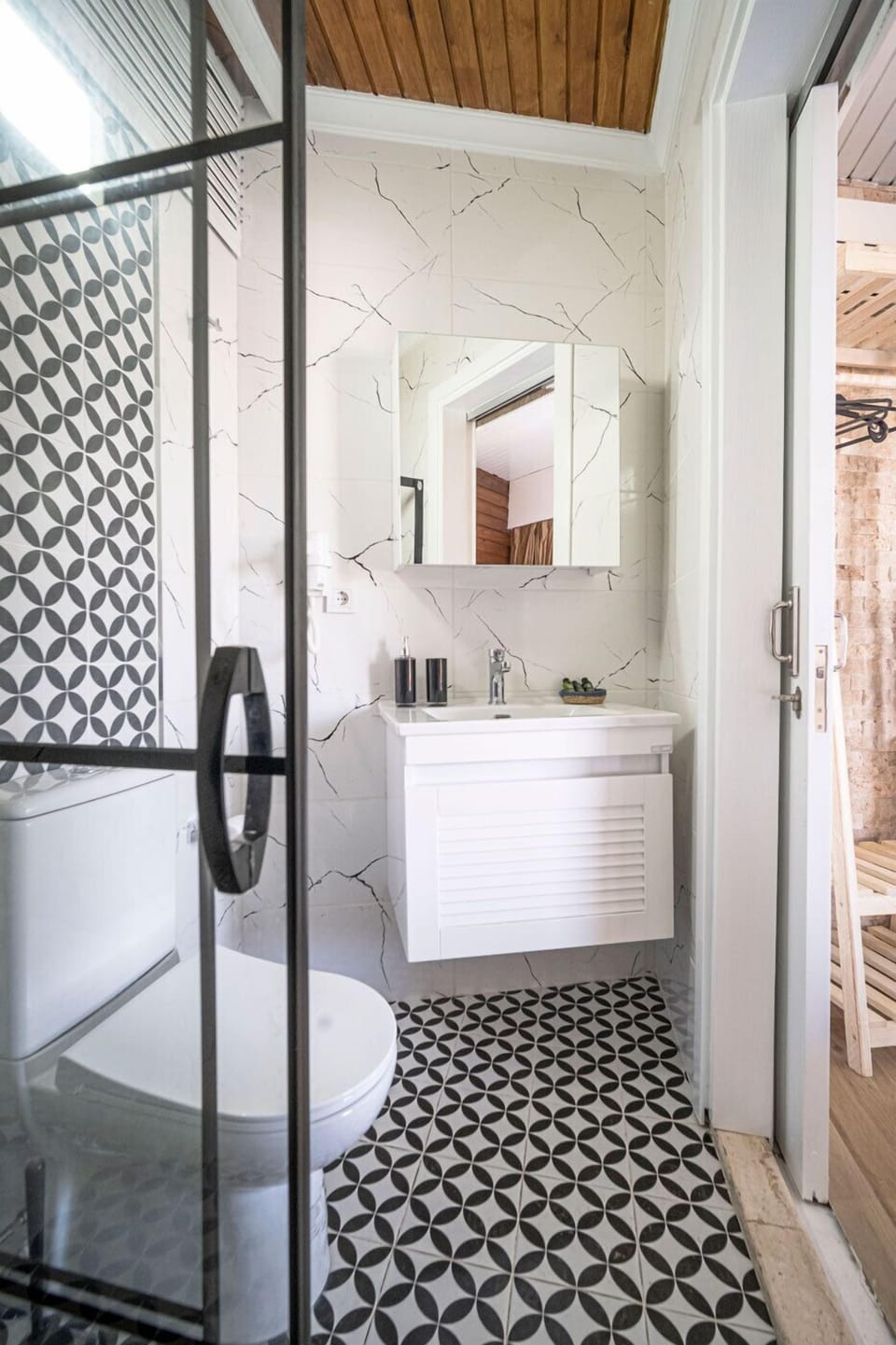 Economy Double Room | Bathroom | Free toiletries, hair dryer, slippers, towels