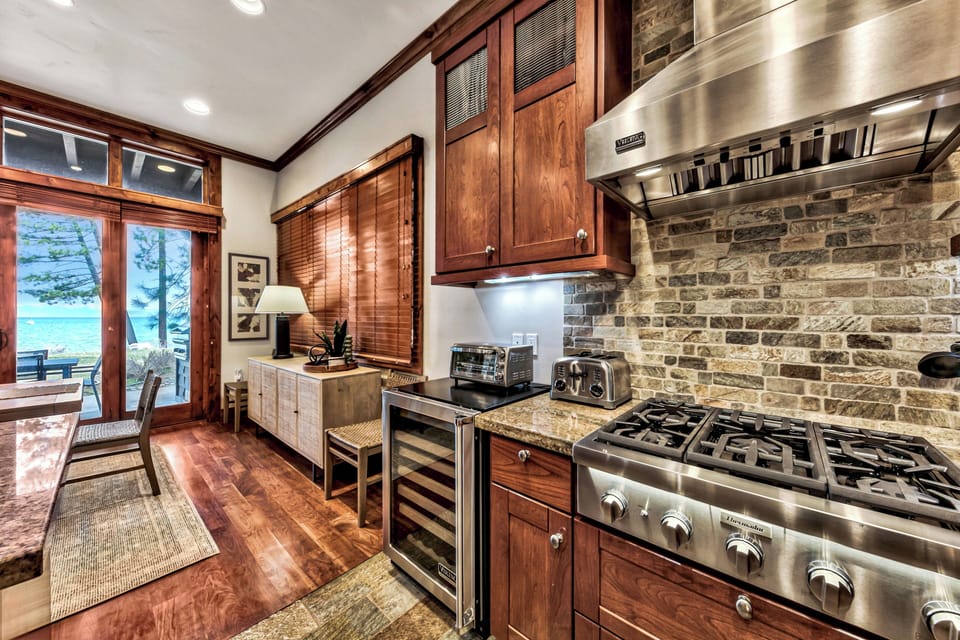 5 burner gas Thermador Range and professional hood will make meal time magic