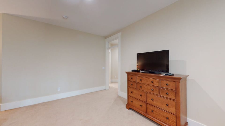 Bedroom 4 with HDTV