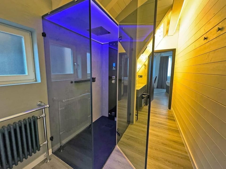 Standard Suite | Bathroom | Towels