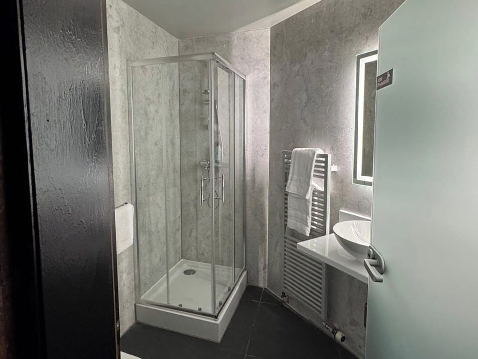 Comfort Double Room | Bathroom | Towels