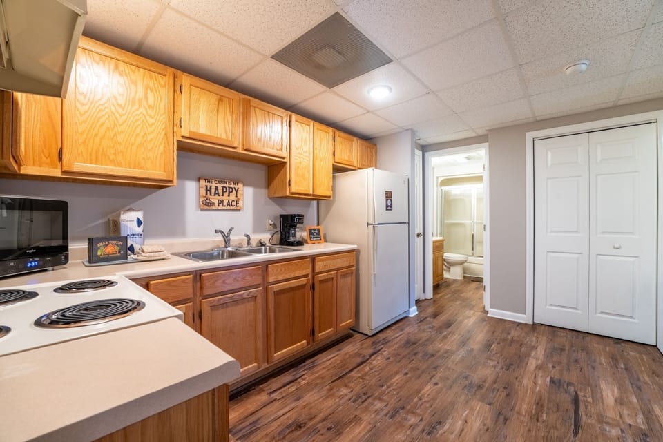 Cabin, 3 Bedrooms | Private kitchen | Coffee/tea maker, fridge, oven, stovetop