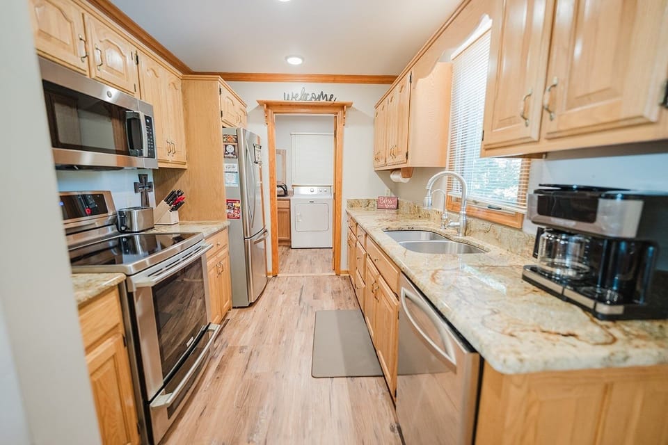 Cabin, 3 Bedrooms | Private kitchen | Fridge, oven, stovetop, coffee/tea maker