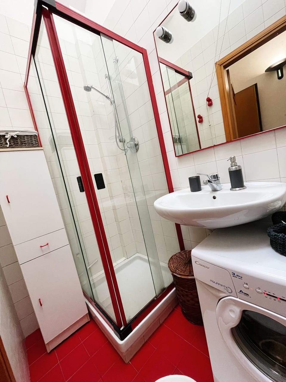 Studio | Bathroom | Shower, hair dryer, bidet, towels