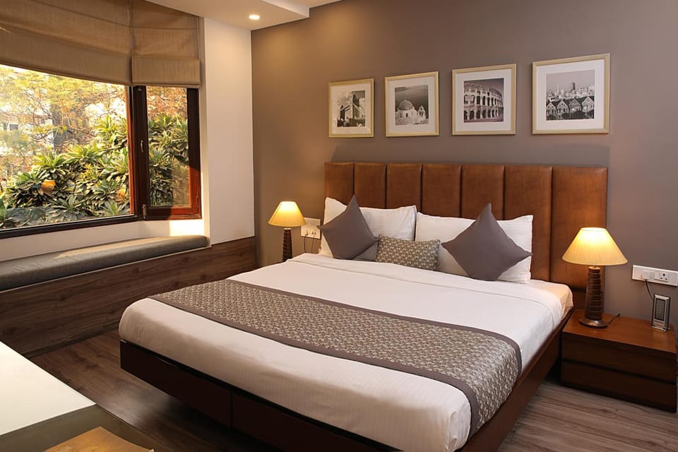 Executive Suite, Non Smoking | 1 bedroom, premium bedding, down comforters, minibar