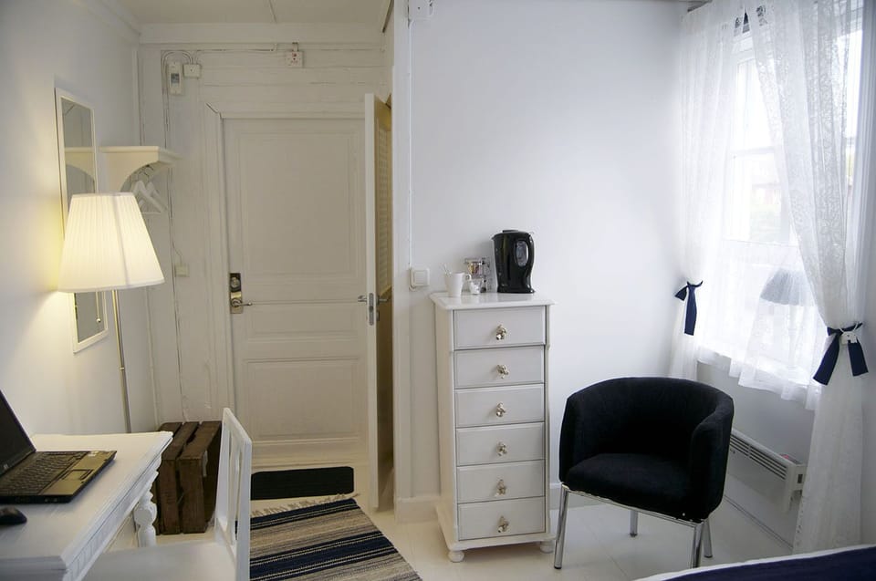 Single Room | Iron/ironing board (on request), travel crib, WiFi (free), bed sheets