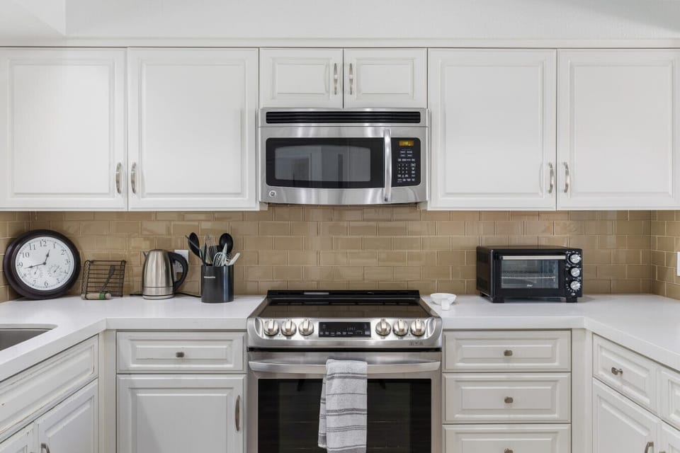 Modern cooking setup with everything you need to make meals comfortable and convenient during your stay.