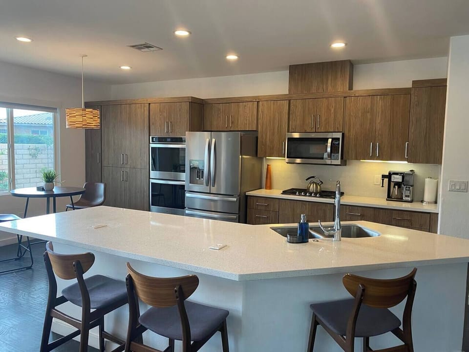Gourmet kitchen with eating bar!