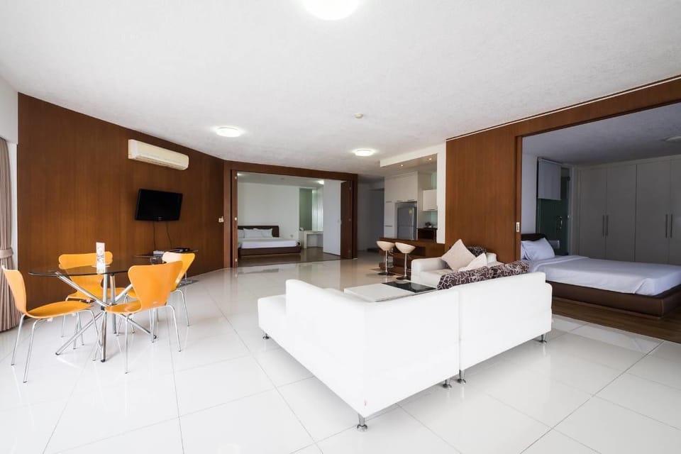 Grand Sea View | Minibar, free WiFi
