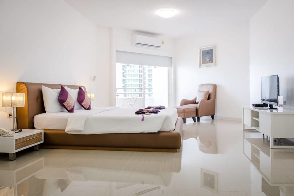 Deluxe Sea View Room (Large Bed) | Minibar, free WiFi