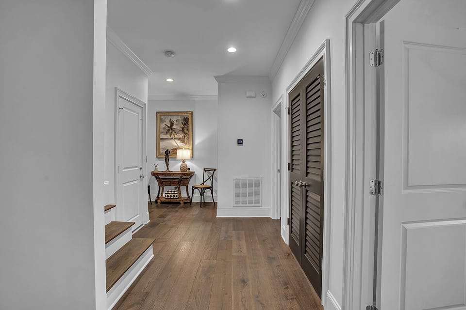 Middle level hallway