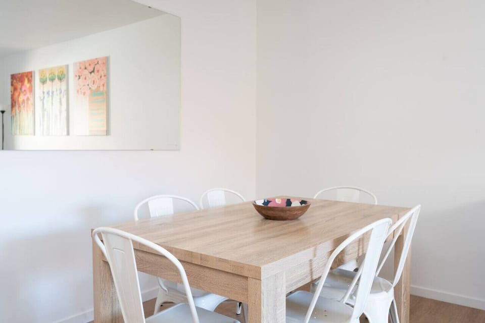 [Dining Area] A 6-seater dining table is perfect for a family dinner.
