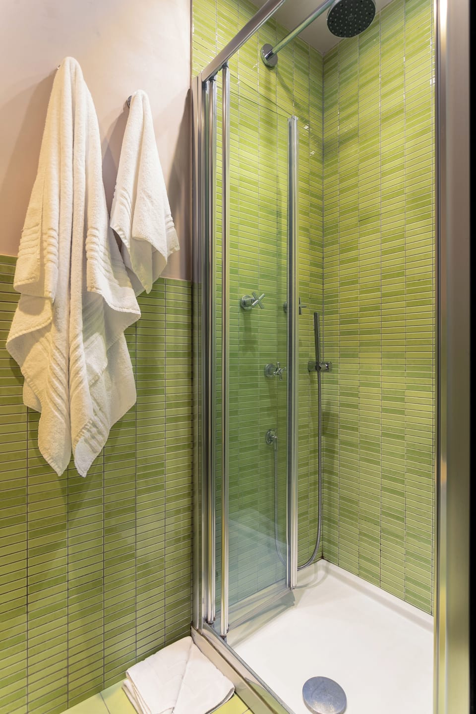 Classic Twin Room | Bathroom | Shower, free toiletries, hair dryer, towels