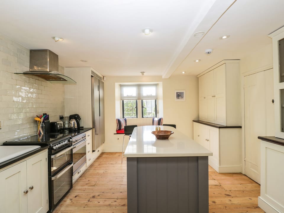 Cottage | Private kitchen | Dishwasher, cookware/dishes/utensils