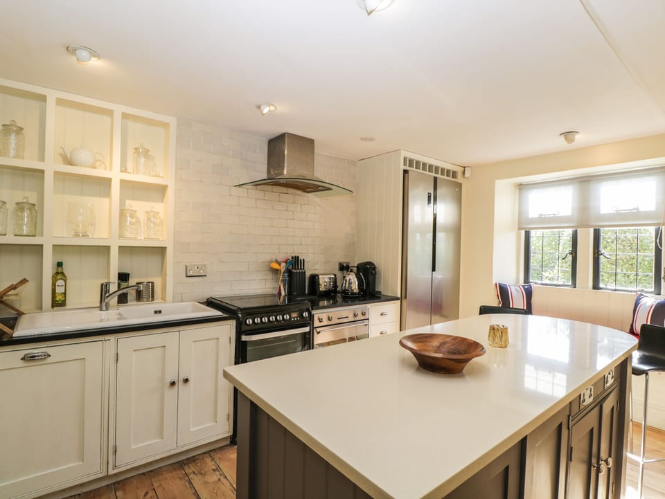 Cottage | Private kitchen | Dishwasher, cookware/dishes/utensils