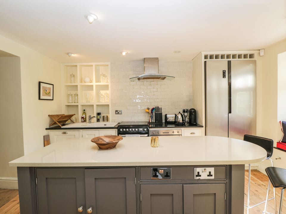Cottage | Private kitchen | Dishwasher, cookware/dishes/utensils