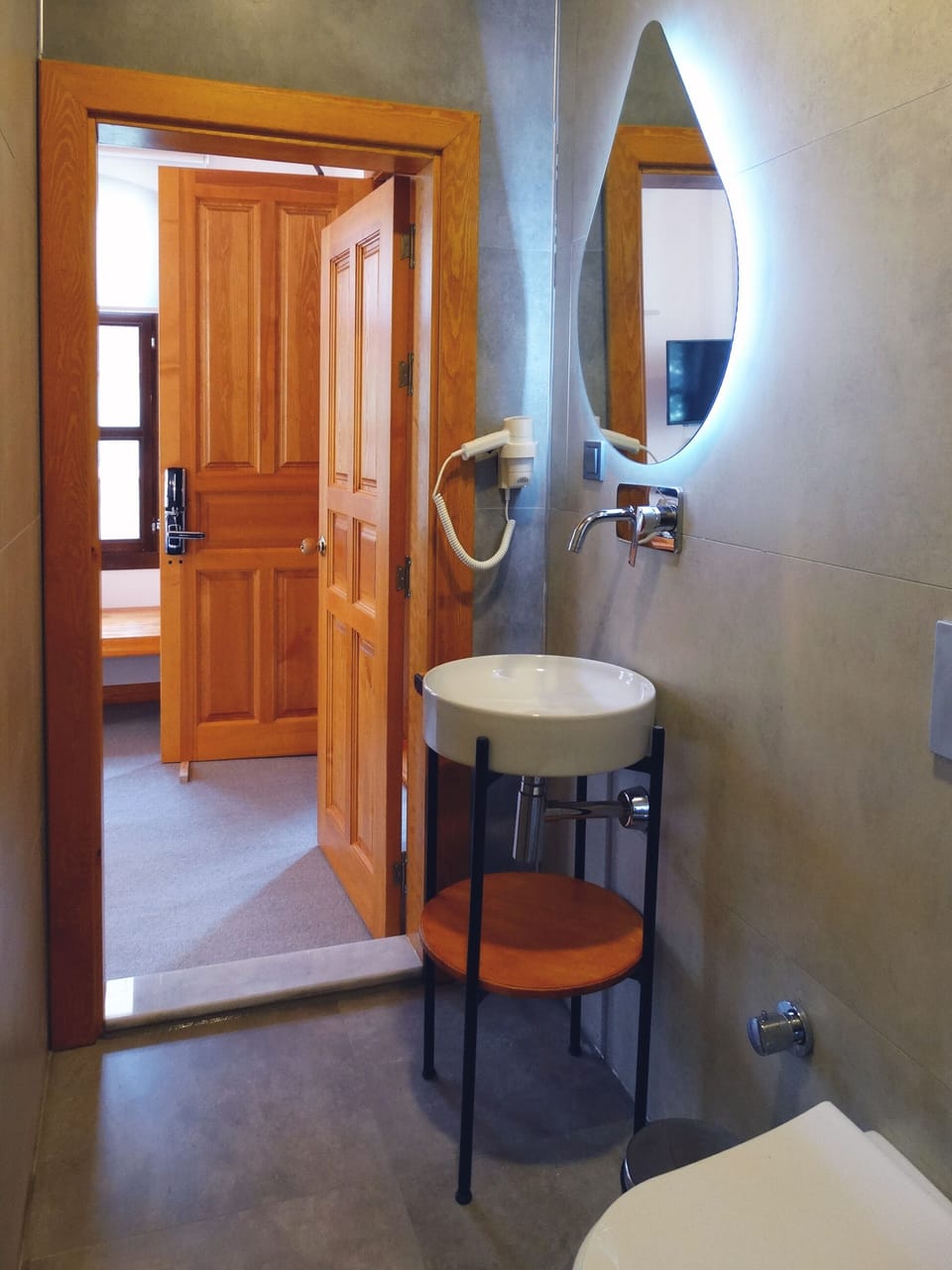 Shower, free toiletries, hair dryer, heated floors