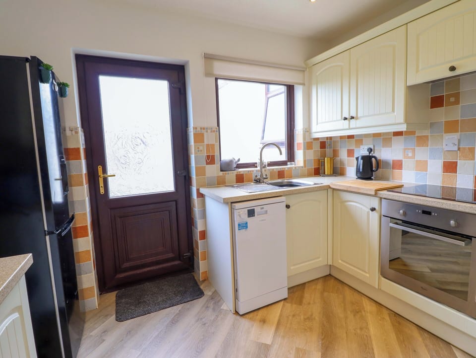 Cottage | Private kitchen | Fridge, microwave, dishwasher, electric kettle