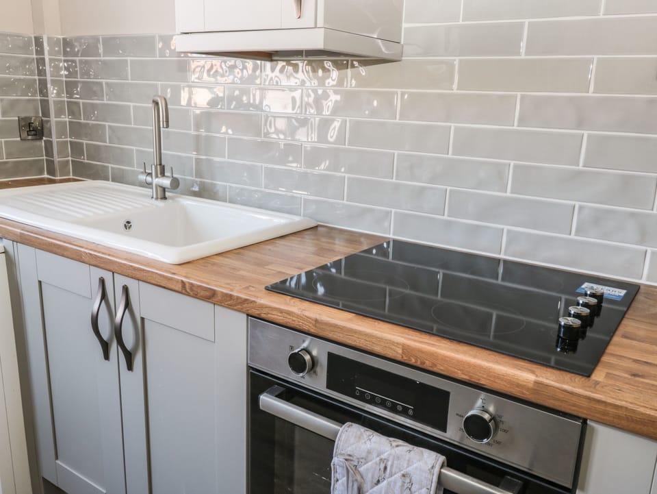 Cottage | Private kitchen | Fridge, dishwasher, electric kettle, toaster