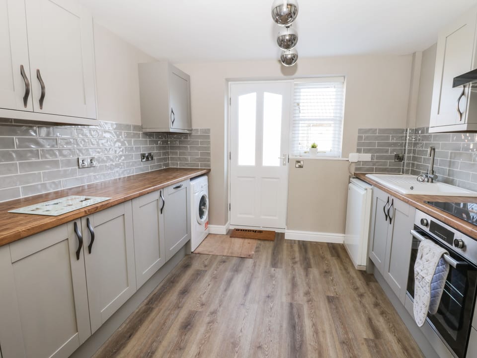 Cottage | Private kitchen | Fridge, dishwasher, electric kettle, toaster