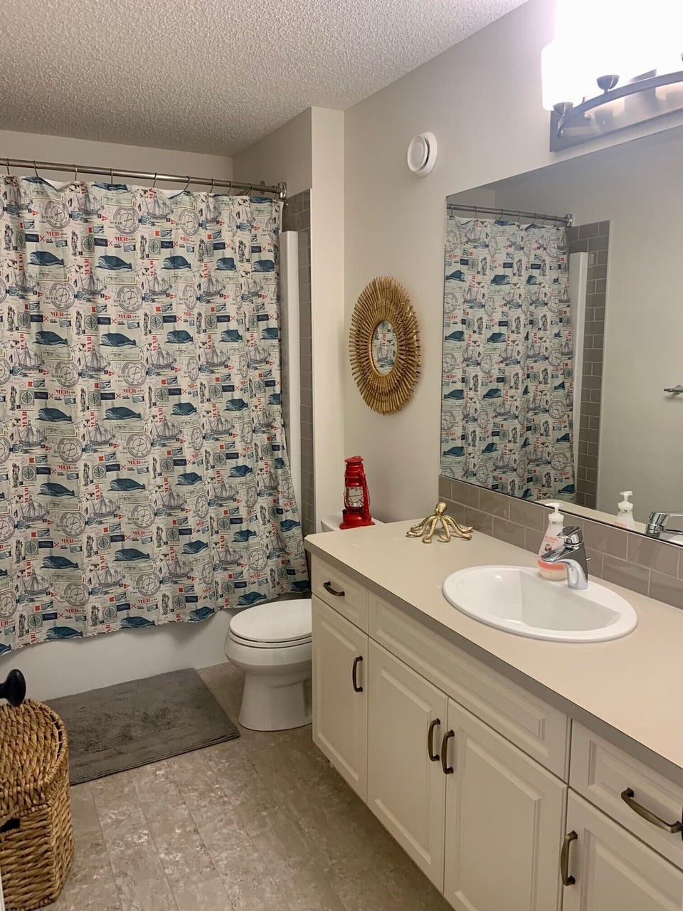 Upper floor main bathroom